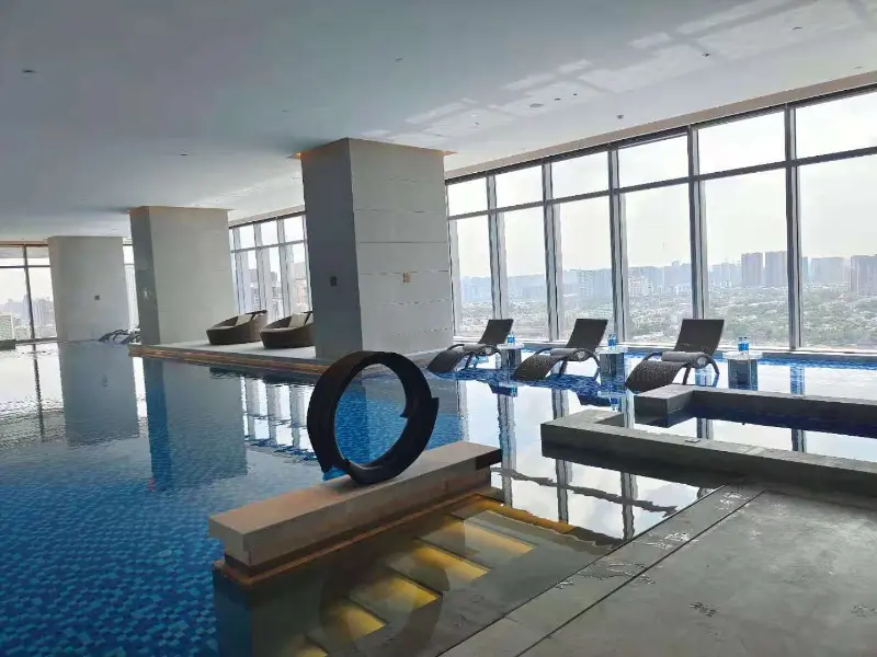 Blueway svømmebasseng varmepumpe og klimaanlegg sikrer komfort året rundt på Chengdu Bay Hotel Sky evighetsbasseng