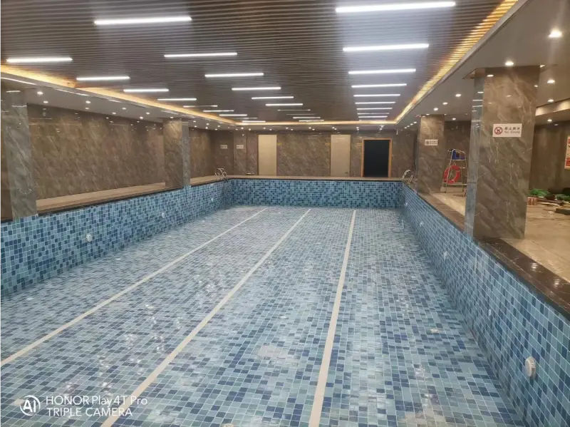 Blueway varmepumpe forbedrer innendørs svømmebassengkomfort på Yabowen No.1 Mansion Residential Project